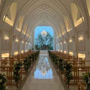 高天井のチャペルでした。雨の中ですが綺麗なチャペルでした。