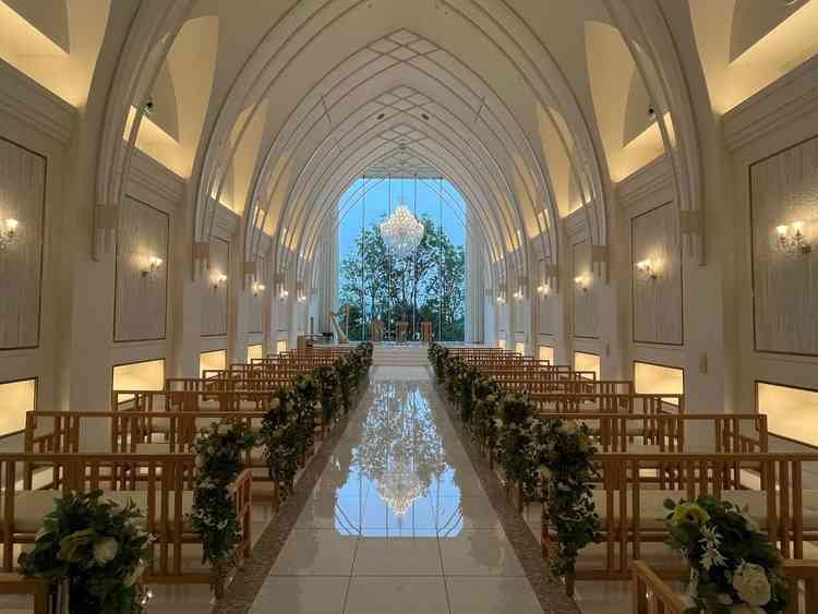 高天井のチャペルでした。雨の中ですが綺麗なチャペルでした。