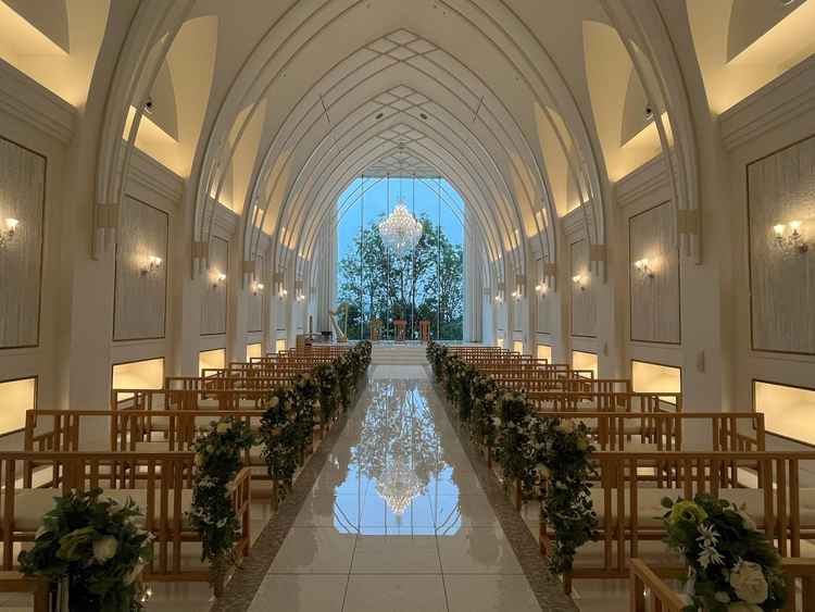 高天井のチャペルでした。雨の中ですが綺麗なチャペルでした。