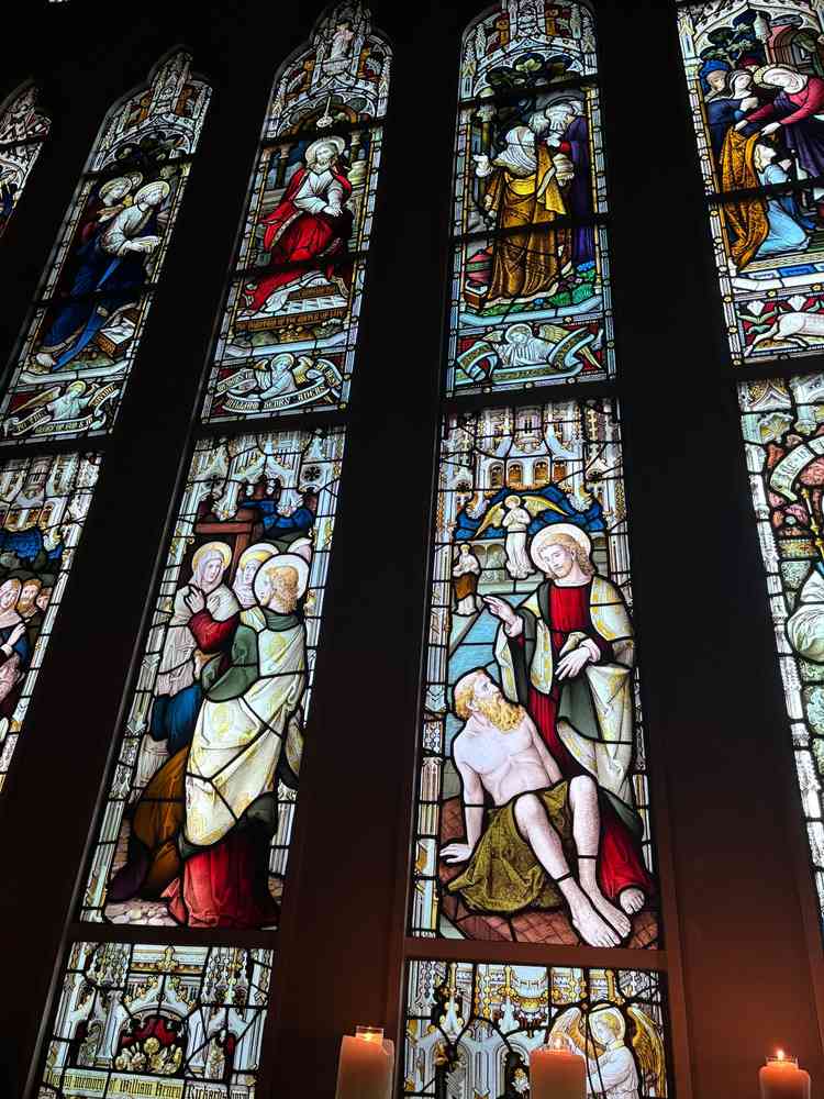 自然光のみのステンドグラス