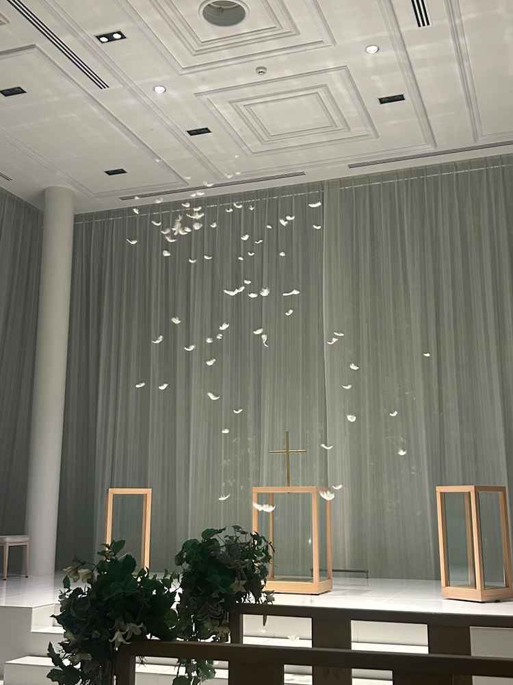 チャペルで、挙式中に羽が降る演出。バージンロードを通る前に家族への感謝を伝える動画も流せるそうです。