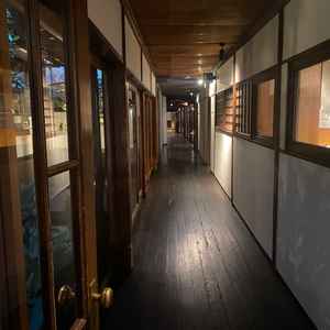 長廊下が意外性もあり、驚きました。窓から見えるお庭や木目調の天井の床板に風情を感じた。