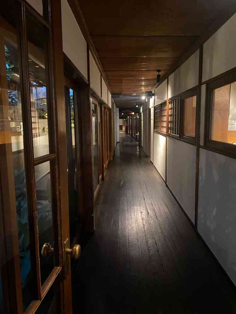 長廊下が意外性もあり、驚きました。窓から見えるお庭や木目調の天井の床板に風情を感じた。