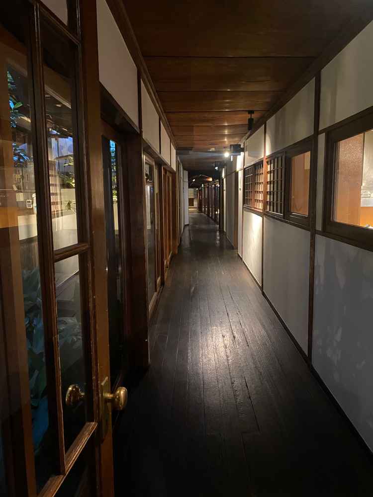 長廊下が意外性もあり、驚きました。窓から見えるお庭や木目調の天井の床板に風情を感じた。