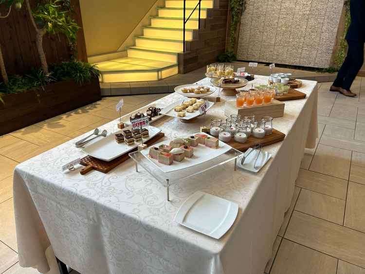 デザートビュッフェの写真。本番は20種類程度のデザートが並ぶらしく、彩りと味ともに良かった。