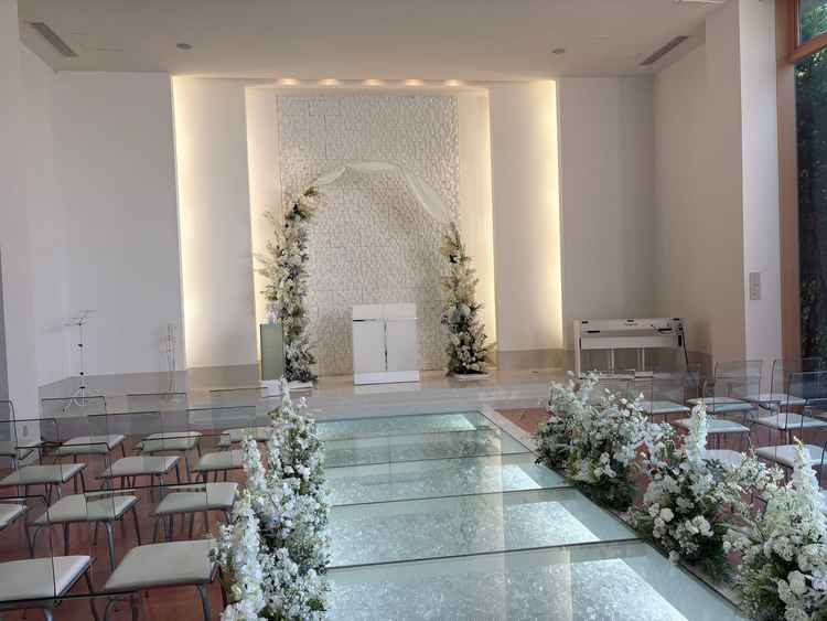 挙式会場。三重県で唯一のガラス張りのバージンロードがとても綺麗でした。