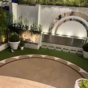 チャペル外のガーデン。フラワーシャワーやブーケトスもでき、街中とは思えない自然に囲われた空間。