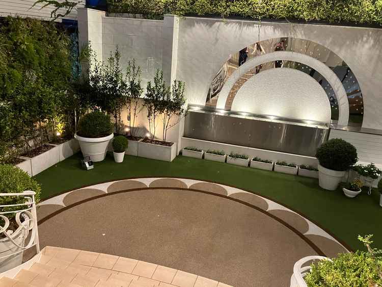 チャペル外のガーデン。フラワーシャワーやブーケトスもでき、街中とは思えない自然に囲われた空間。