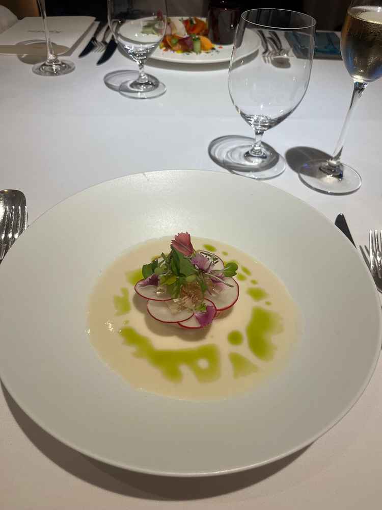 セロリのスープで、真ん中カブの下にはイカやエビがゴロゴロと入っておりとても美味しかったです。