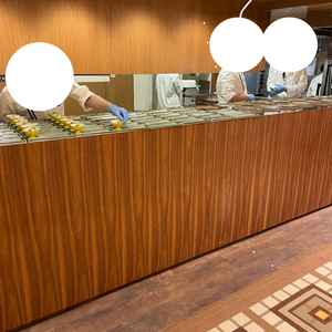 披露宴会場の中にキッチンがあり、ゲストにすぐ食事が提供される。