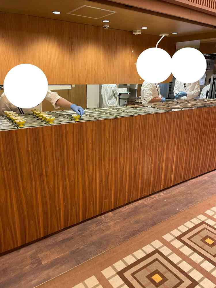 披露宴会場の中にキッチンがあり、ゲストにすぐ食事が提供される。