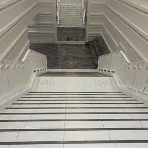 天気に左右されず、フラワーシャワーを楽しめる階段。降りた先に鏡があり、最後まで新郎新婦の姿が見える。