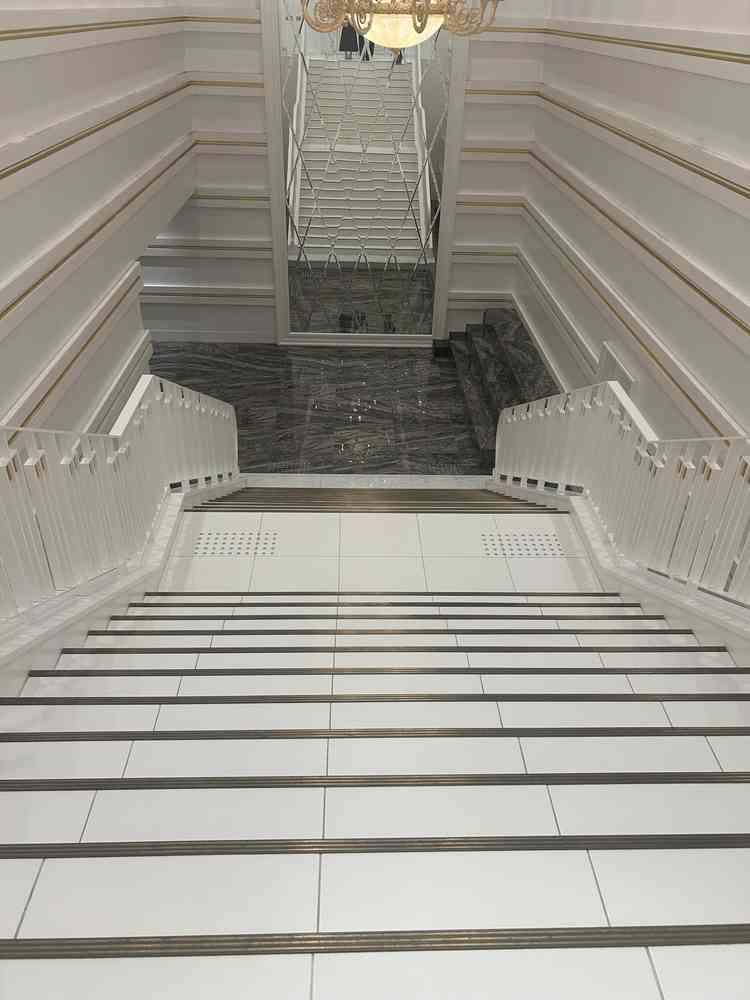 天気に左右されず、フラワーシャワーを楽しめる階段。降りた先に鏡があり、最後まで新郎新婦の姿が見える。