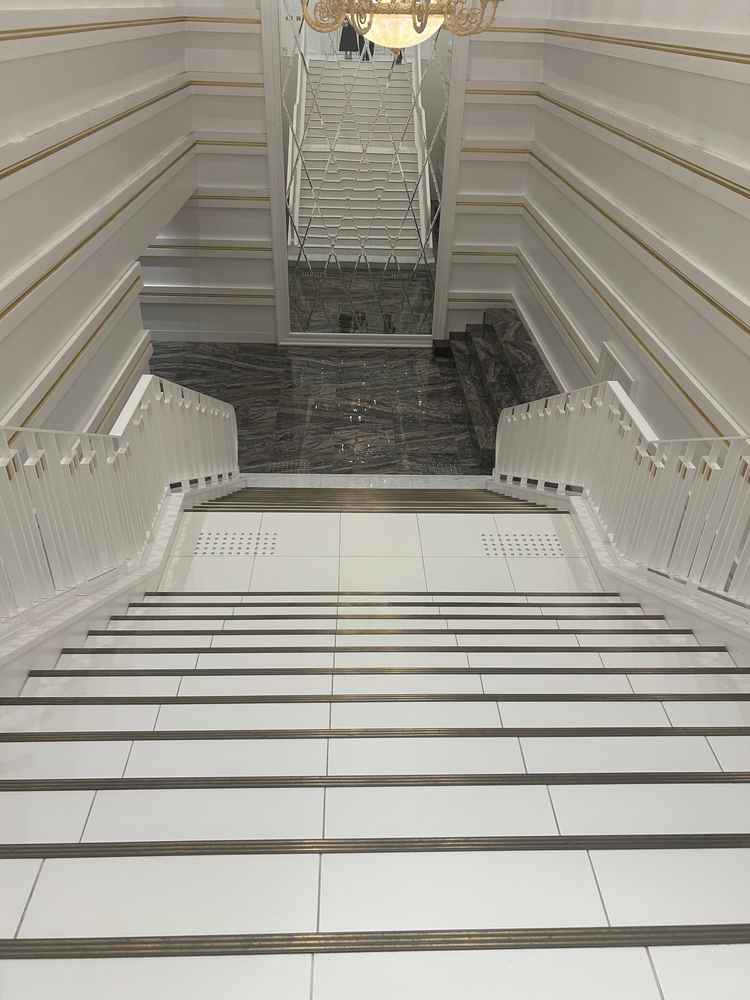 天気に左右されず、フラワーシャワーを楽しめる階段。降りた先に鏡があり、最後まで新郎新婦の姿が見える。