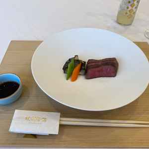 味噌ダレを付けて一切れ食べたら美味しかった。一切れ食べた後、ダシ汁と鰹節を掛けに来た。