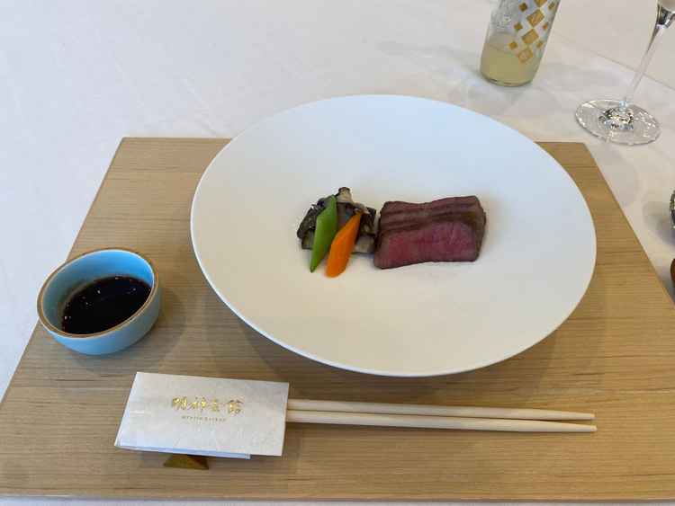 味噌ダレを付けて一切れ食べたら美味しかった。一切れ食べた後、ダシ汁と鰹節を掛けに来た。