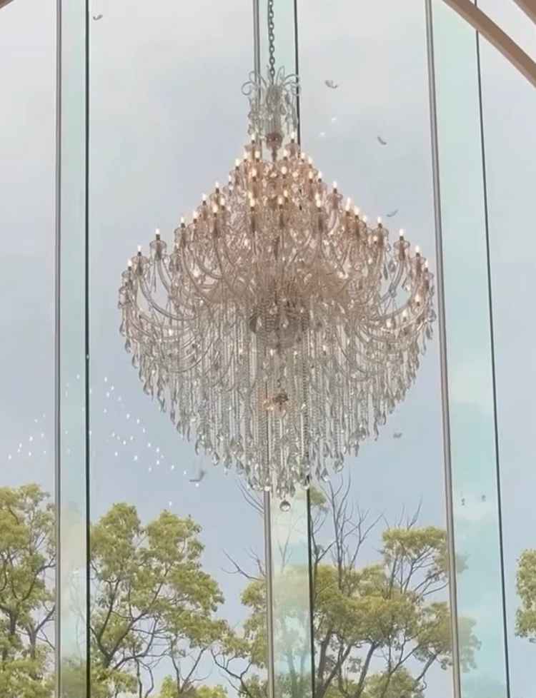 近いのキスの時に上からフェザーが降ってくる。大きいシャンデリア！写真より実物の方が迫力も透明感もある