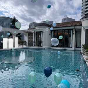 チャペルを出るとプールがあります。バルーンの演出を体験させていただきました。