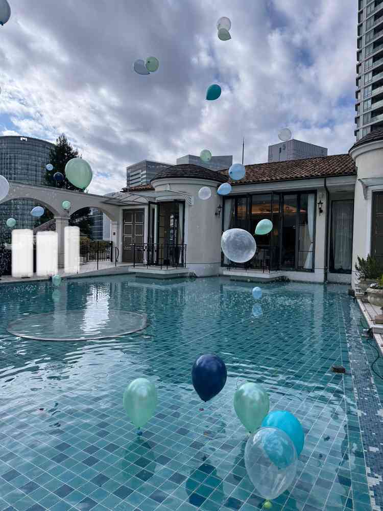 チャペルを出るとプールがあります。バルーンの演出を体験させていただきました。