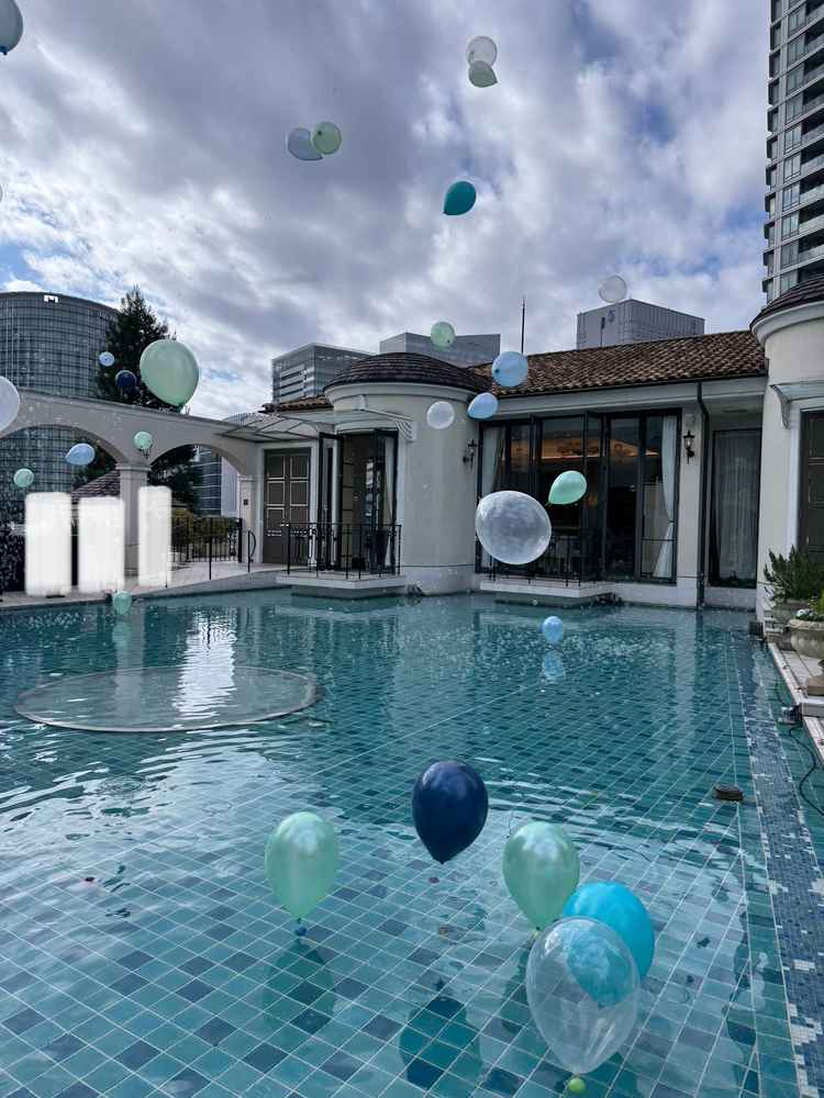 チャペルを出るとプールがあります。バルーンの演出を体験させていただきました。