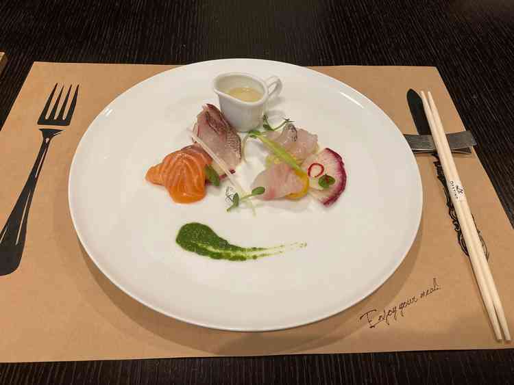 お刺身とお野菜の盛り付けも、すごく上品でした。もちろん、お味も新鮮なお魚で美味しかったです。