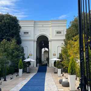 外観。派手すぎない凱旋門と青いカーペットが爽やかな印象で素敵でした。