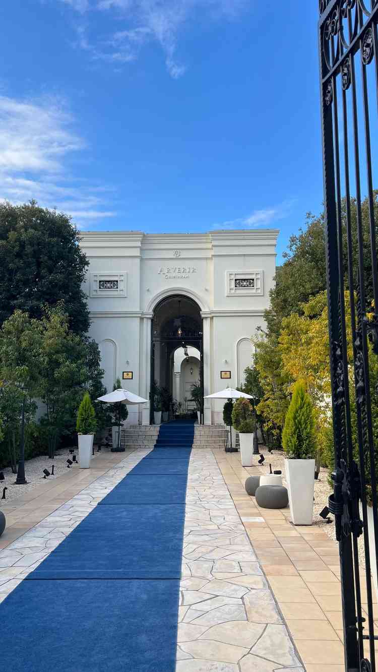 外観。派手すぎない凱旋門と青いカーペットが爽やかな印象で素敵でした。