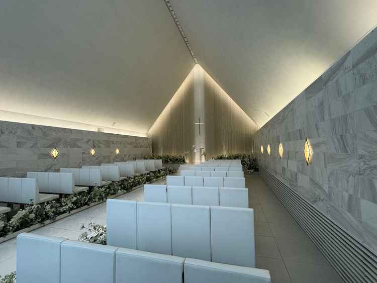 チャペルが特に素敵でした。グリーンメインの装花が可愛く、天井も高かったです。