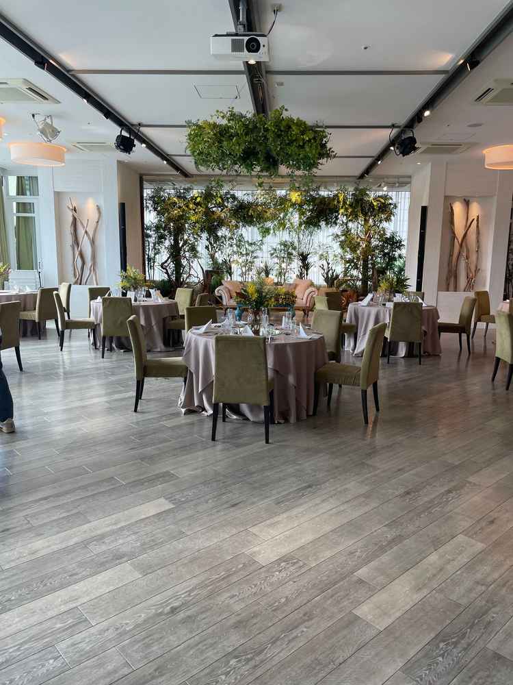 披露宴会場。広さが十分にあり落ち着いて過ごせそうな空間です。