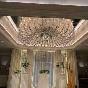 挙式会場の大きいシャンデリア。新郎新婦の写真を撮ると必ず映るので写真映えする。