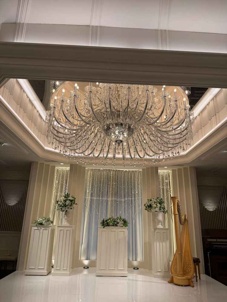 挙式会場の大きいシャンデリア。新郎新婦の写真を撮ると必ず映るので写真映えする。