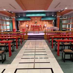 写真で見るより神殿が広く、親族だけでなく友達も呼べるサイズ感だった。照明の色も変えることができた。