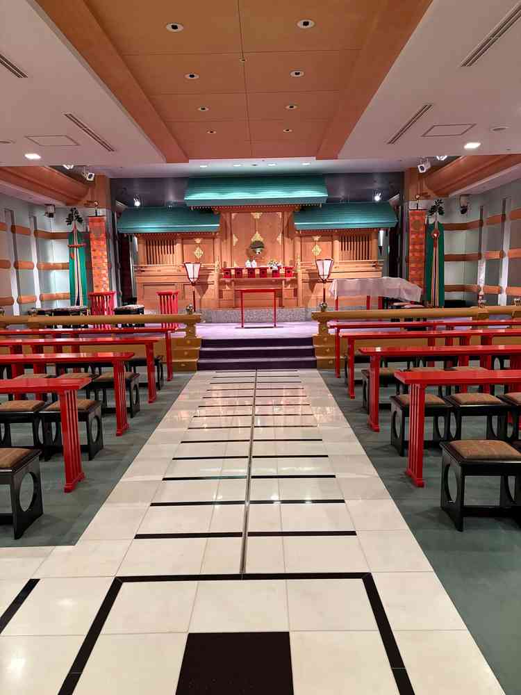 写真で見るより神殿が広く、親族だけでなく友達も呼べるサイズ感だった。照明の色も変えることができた。