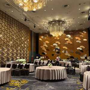 ホテル婚らしく重厚感のある披露宴会場もありました。