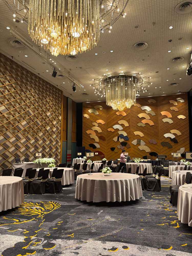 ホテル婚らしく重厚感のある披露宴会場もありました。