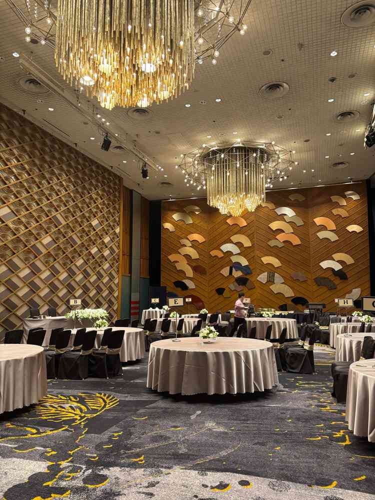 ホテル婚らしく重厚感のある披露宴会場もありました。