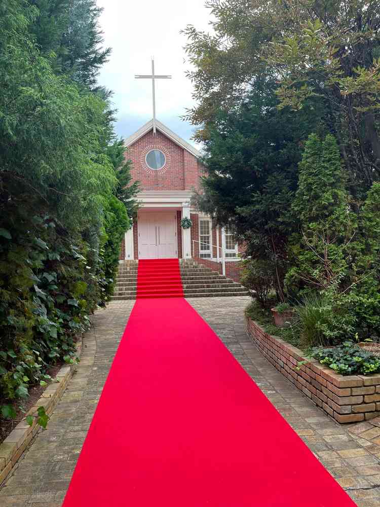 赤いバージンロードがあるチャペルです。