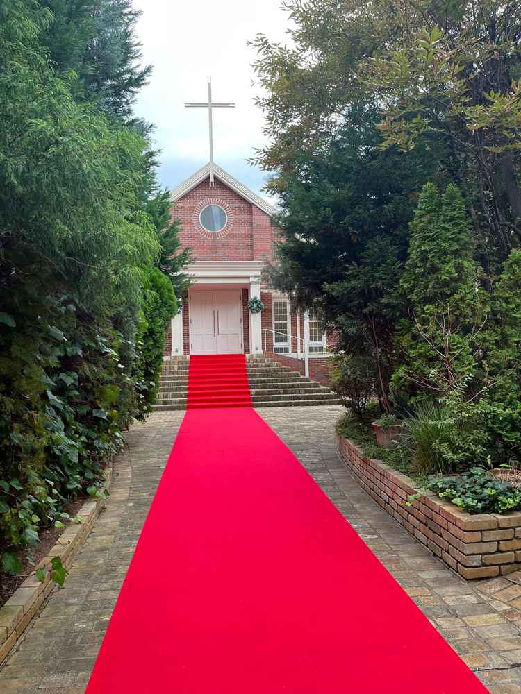 赤いバージンロードがあるチャペルです。