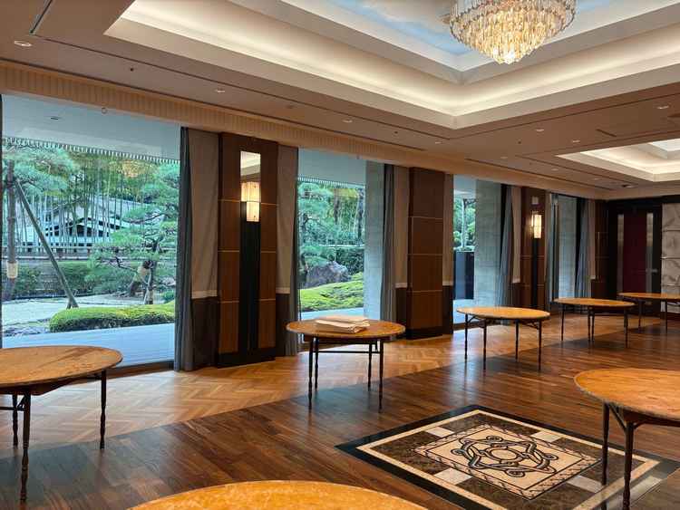 披露宴会場です。窓からはお庭が見えました。