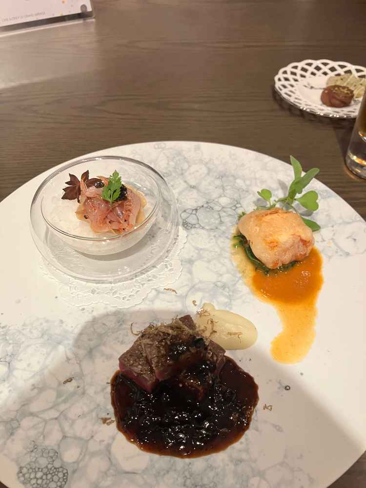 試食は色々なものを少しずつ味わえるスタイルでした。シェフと相談してメニューは決めて行くようです。