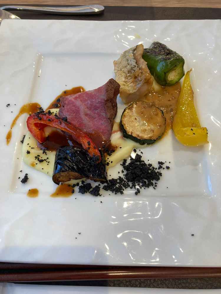 肉料理と甘鯛です。お肉が柔らかく、おいしかったです。