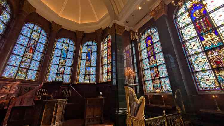 大聖堂のステンドグラスが大迫力で、これは一見の価値ありと思います。