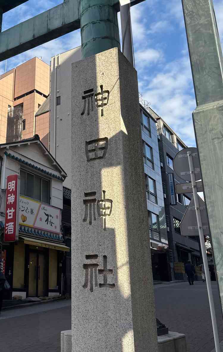 通りに面して分かりやすい表示。