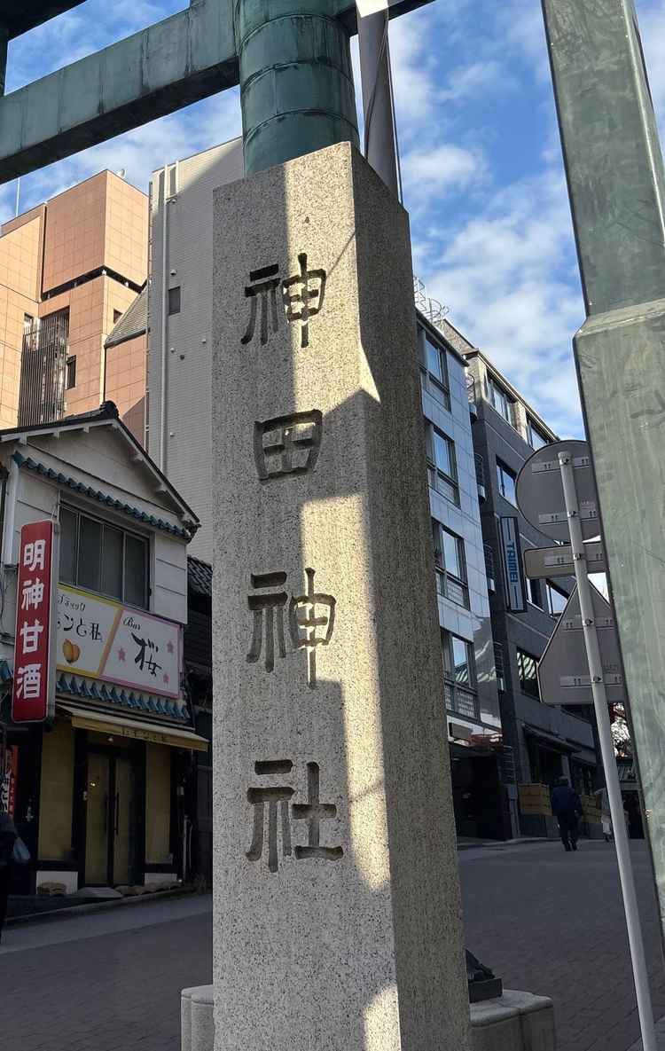 通りに面して分かりやすい表示。