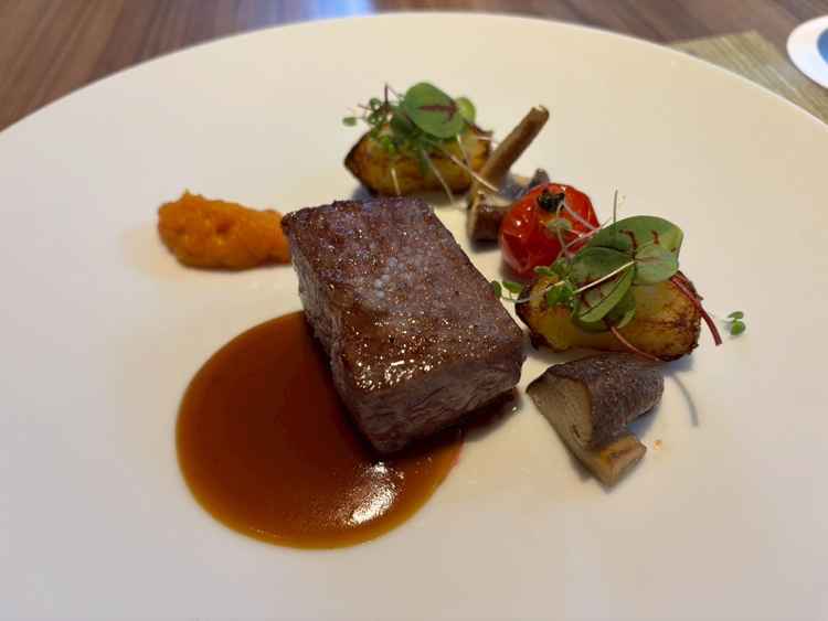 メインのお肉料理。肉だけでなく周りの野菜も美味しかった。