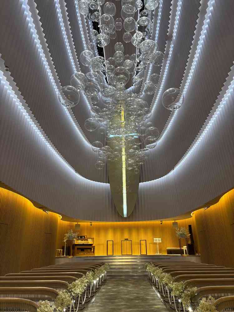 白いチャペルが本当に綺麗で、天井高が今まで見たチャペルの中でいちばん高くてとても感動しました。