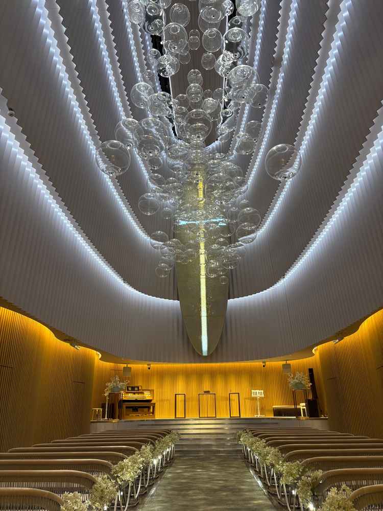 白いチャペルが本当に綺麗で、天井高が今まで見たチャペルの中でいちばん高くてとても感動しました。