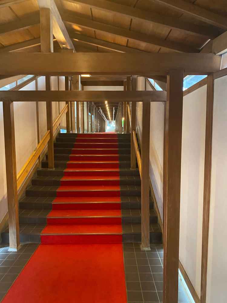 披露宴会場から神社に繋がる通路です。雨天時には参道を使わずこちらを歩くことができるとのことでした。