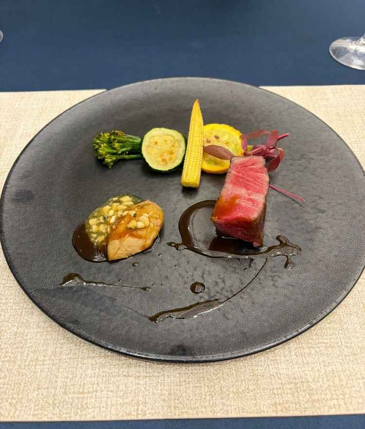 フォアグラと牛肉メイン料理。出来たてで美味しかったです。