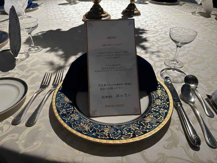 実際に、披露宴会場にて出席してる風で食事をいただきました。